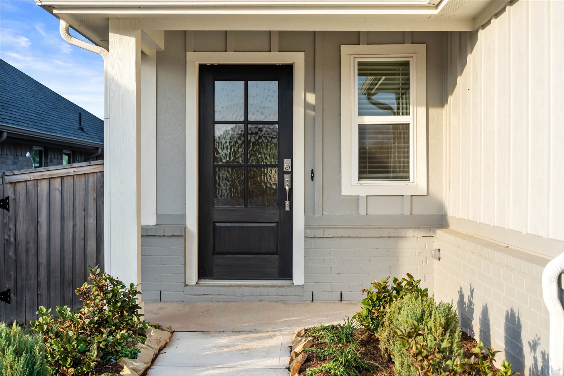 19560 Stripe Hill Bend, Montgomery, TX 77316 This home is modern elegance with a timeless siding and brick combination exterior and a high quality entry door.