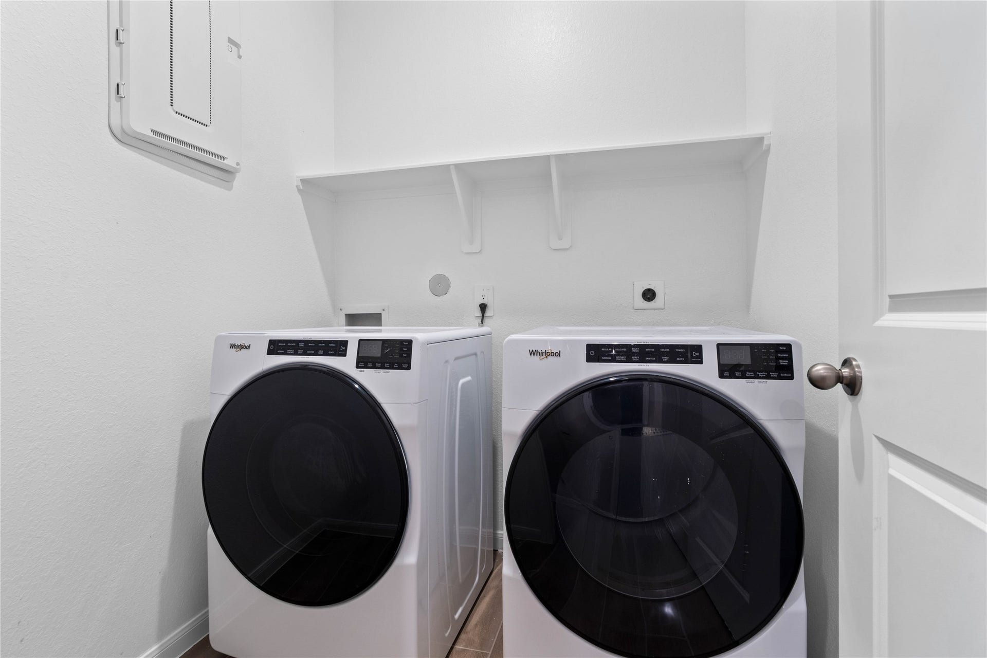 19560 Stripe Hill Bend, Montgomery, TX 77316 This dedicated laundry room comes equipped with a washer and dryer set, ready for immediate use