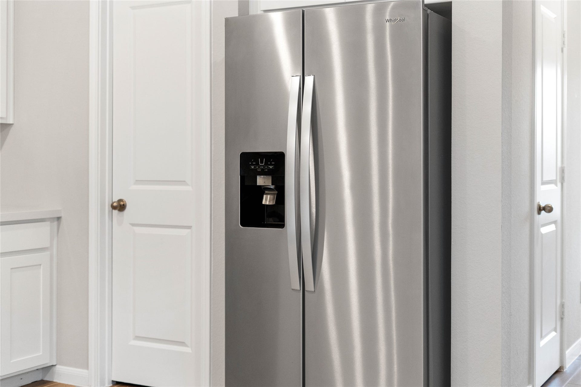 19560 Stripe Hill Bend, Montgomery, TX 77316 Kitchen comes equipped with a side-by-side Whirlpool refrigerator.