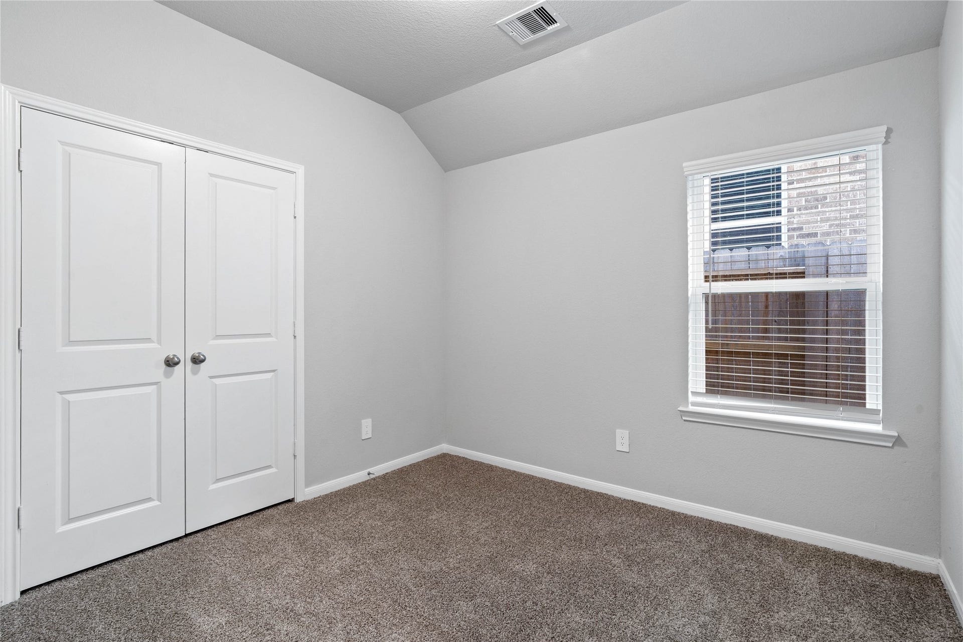19560 Stripe Hill Bend, Montgomery, TX 77316 Perfect for guests or a quiet home office, this room features soft plush carpeting, a window with fitted blinds, sloped ceiling, and ample sized closet space.
