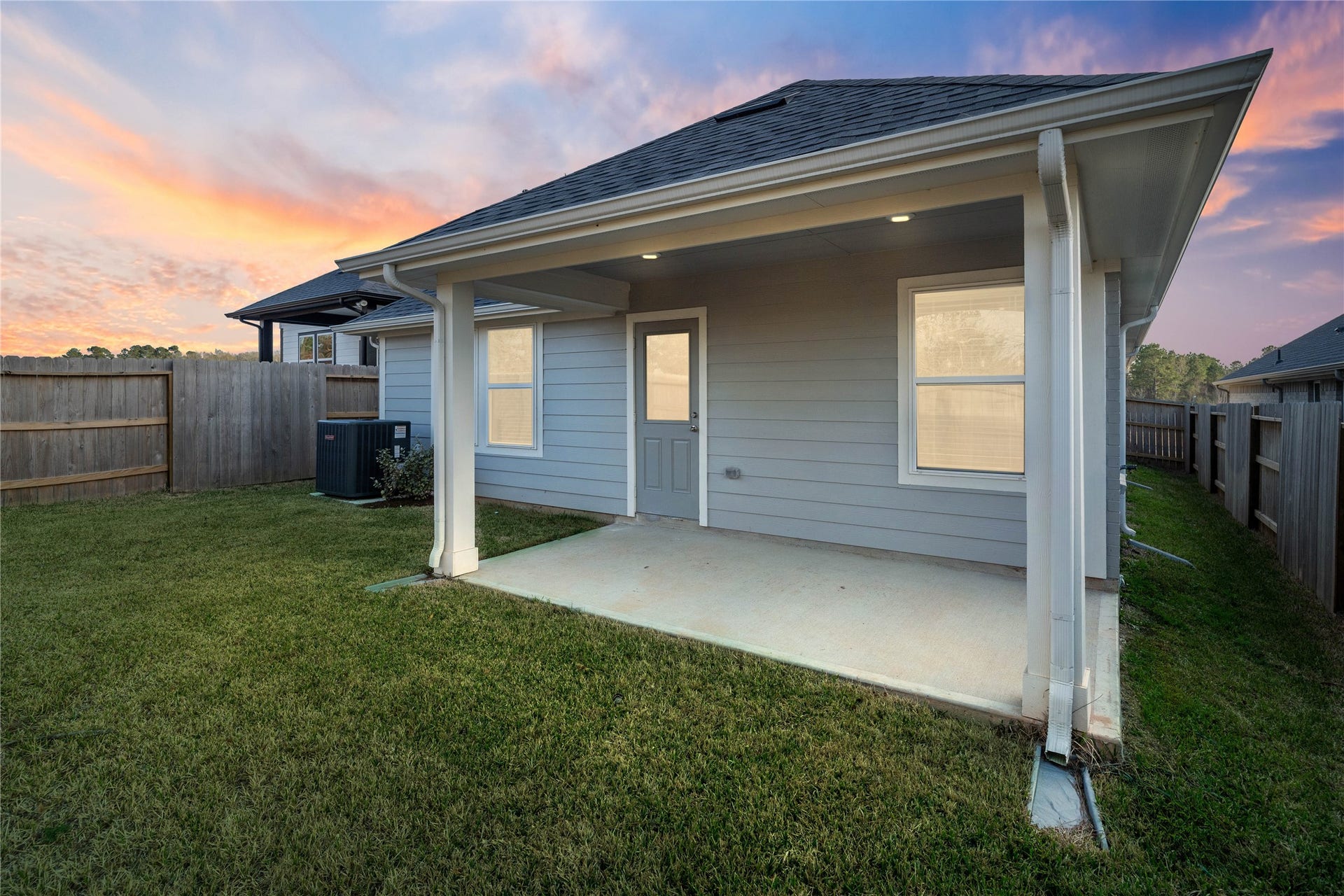 19560 Stripe Hill Bend, Montgomery, TX 77316 The spacious covered patio offers a tranquil outdoor retreat, perfectly designed for savoring your quiet morning coffee or unwinding during peaceful evening relaxation.
