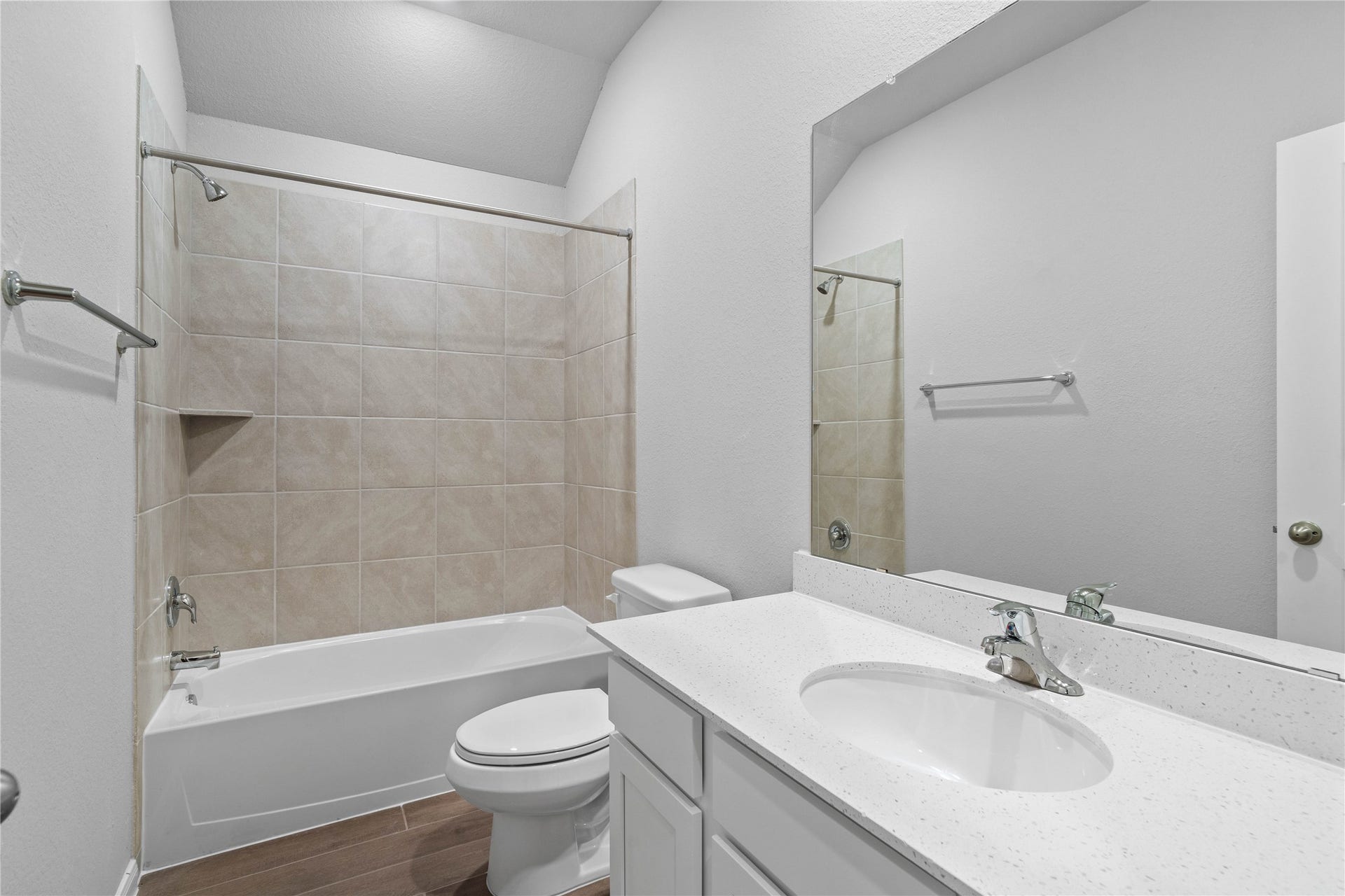 19560 Stripe Hill Bend, Montgomery, TX 77316 A streamlined secondary bathroom providing a functional tub/shower combination and modern fixtures, seamlessly blending practicality and style.