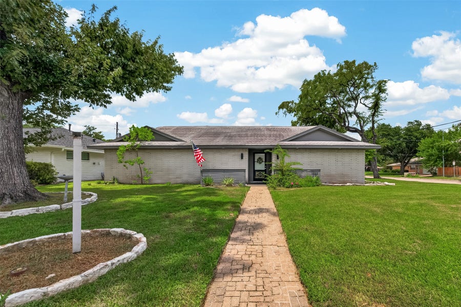 Property photo for 1703 Droxford Drive, Houston, TX