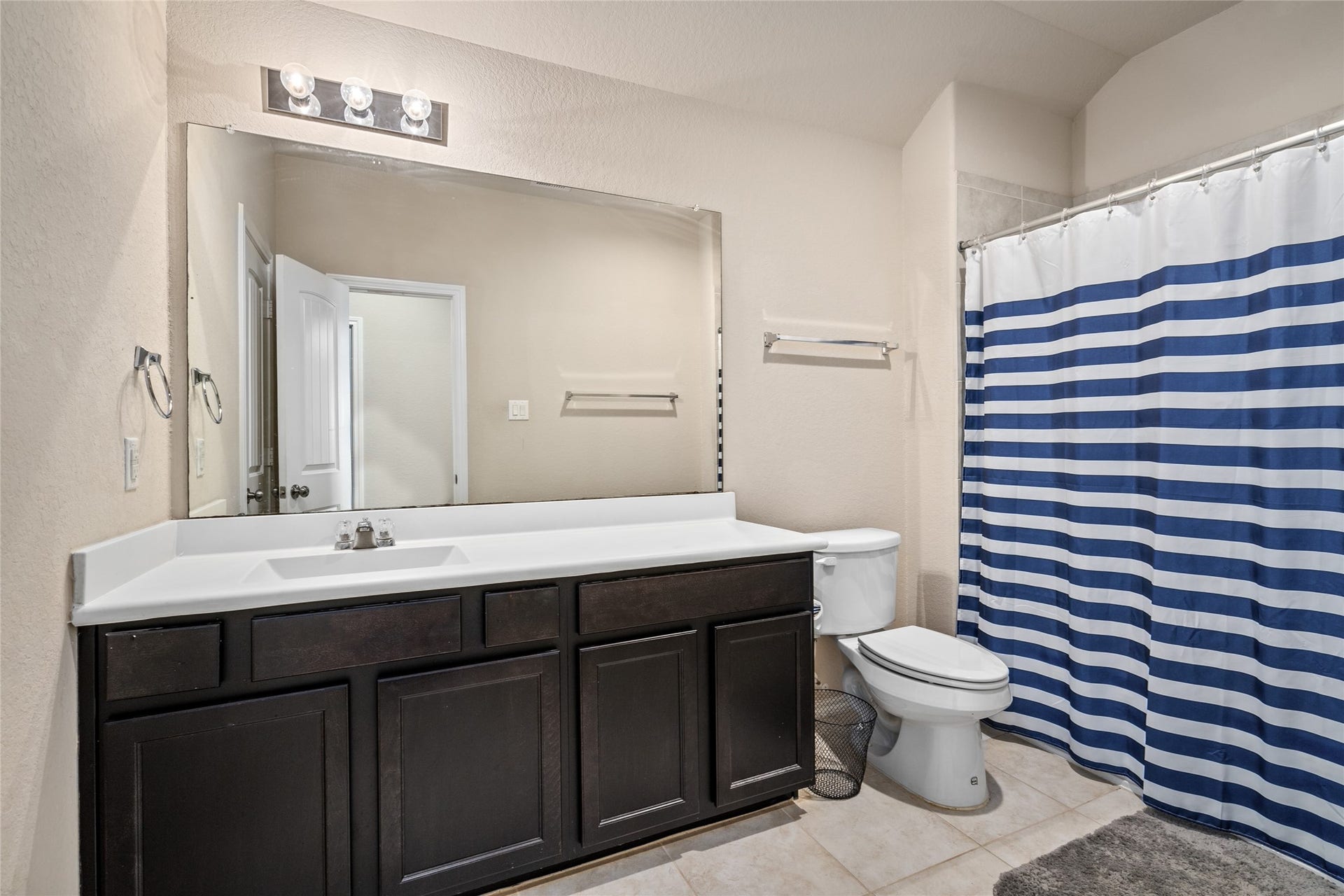 3058 Hawthorne Glen Lane, Dickinson, TX 77539 Upstairs Bathroom