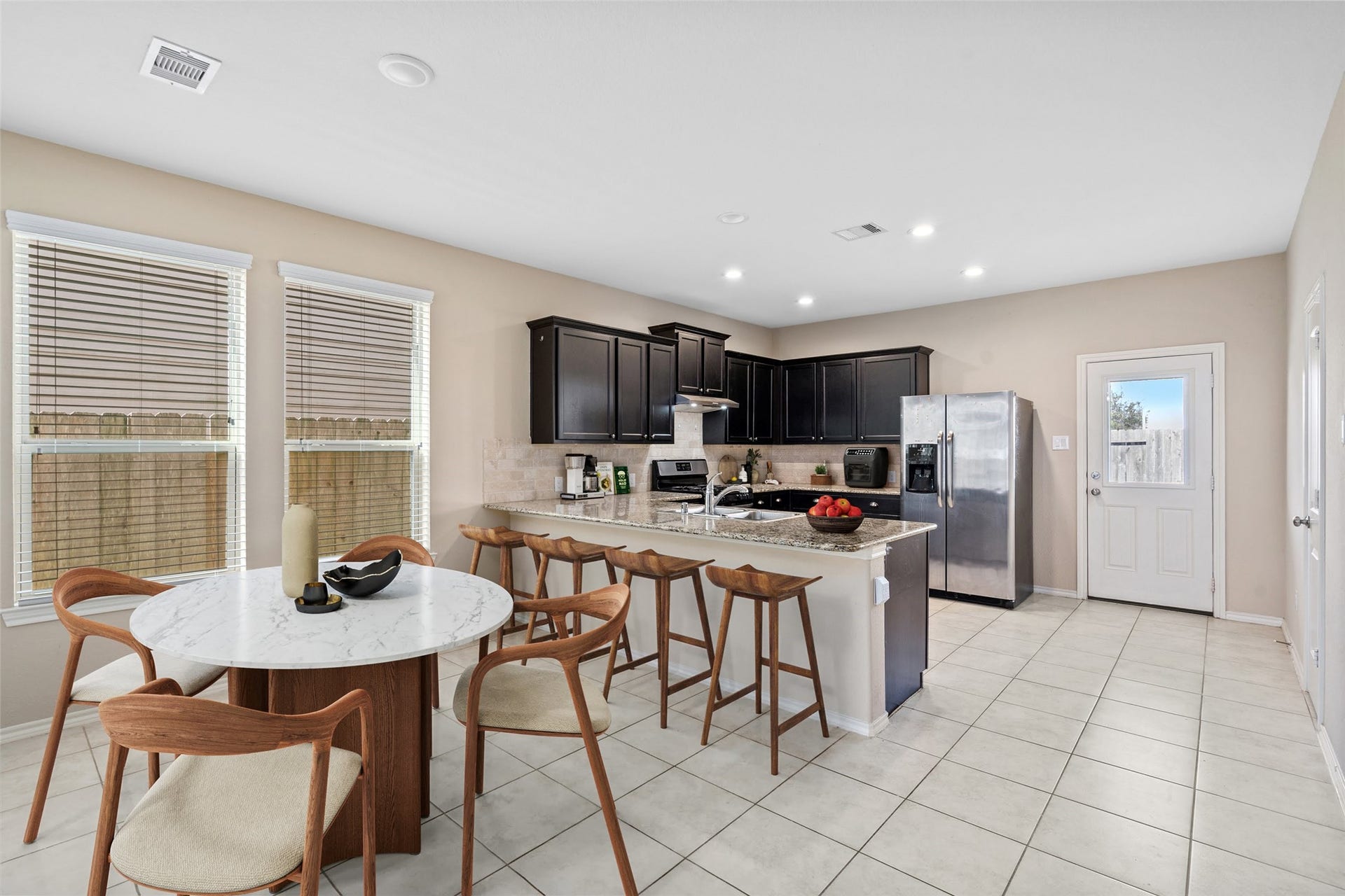 3058 Hawthorne Glen Lane, Dickinson, TX 77539 Dining / Kitchen