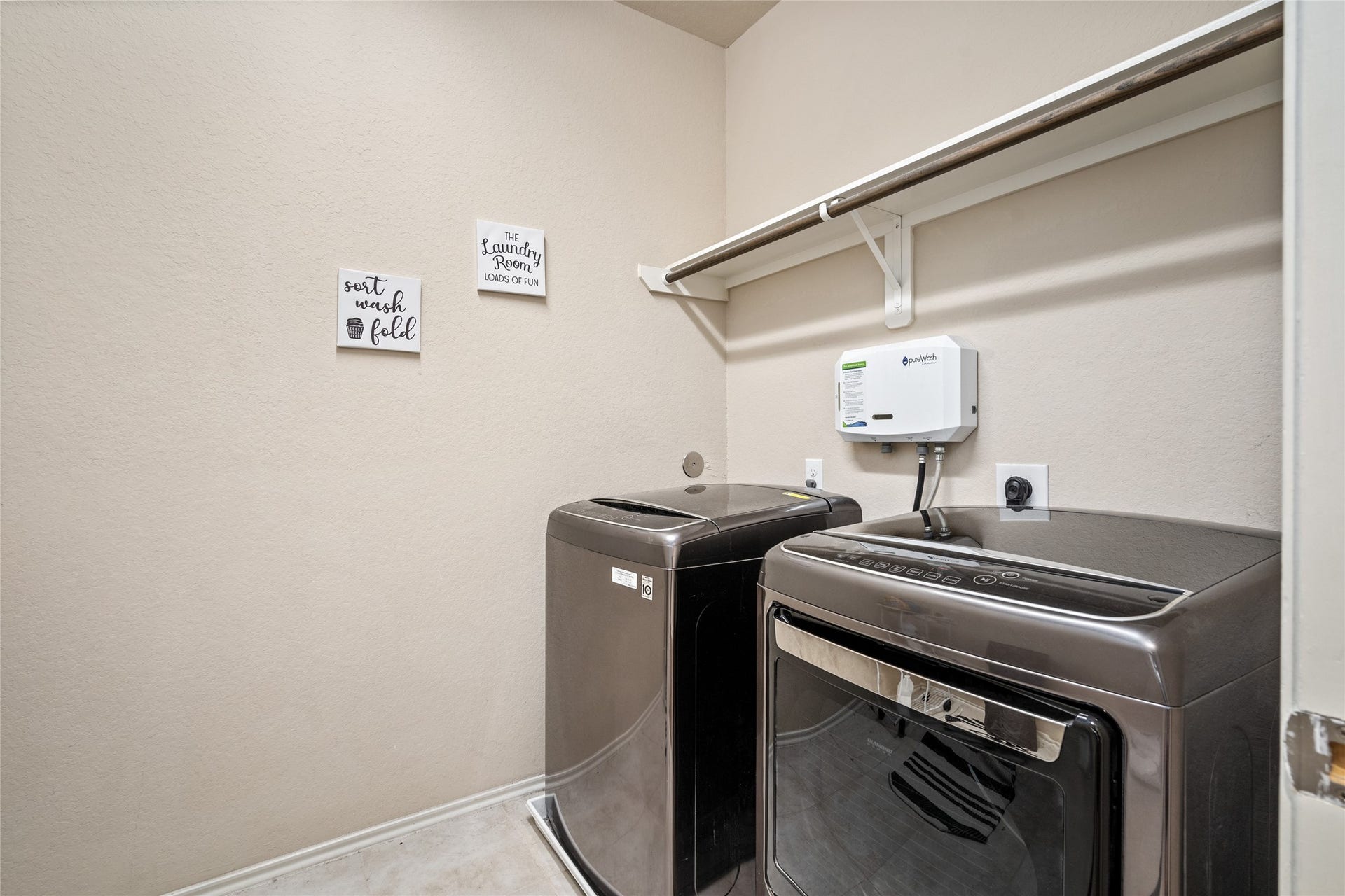 3058 Hawthorne Glen Lane, Dickinson, TX 77539 Upstairs Utility Room