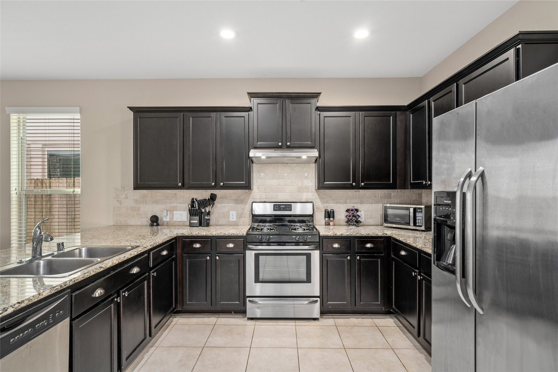 3058 Hawthorne Glen Lane, Dickinson, TX 77539 Kitchen