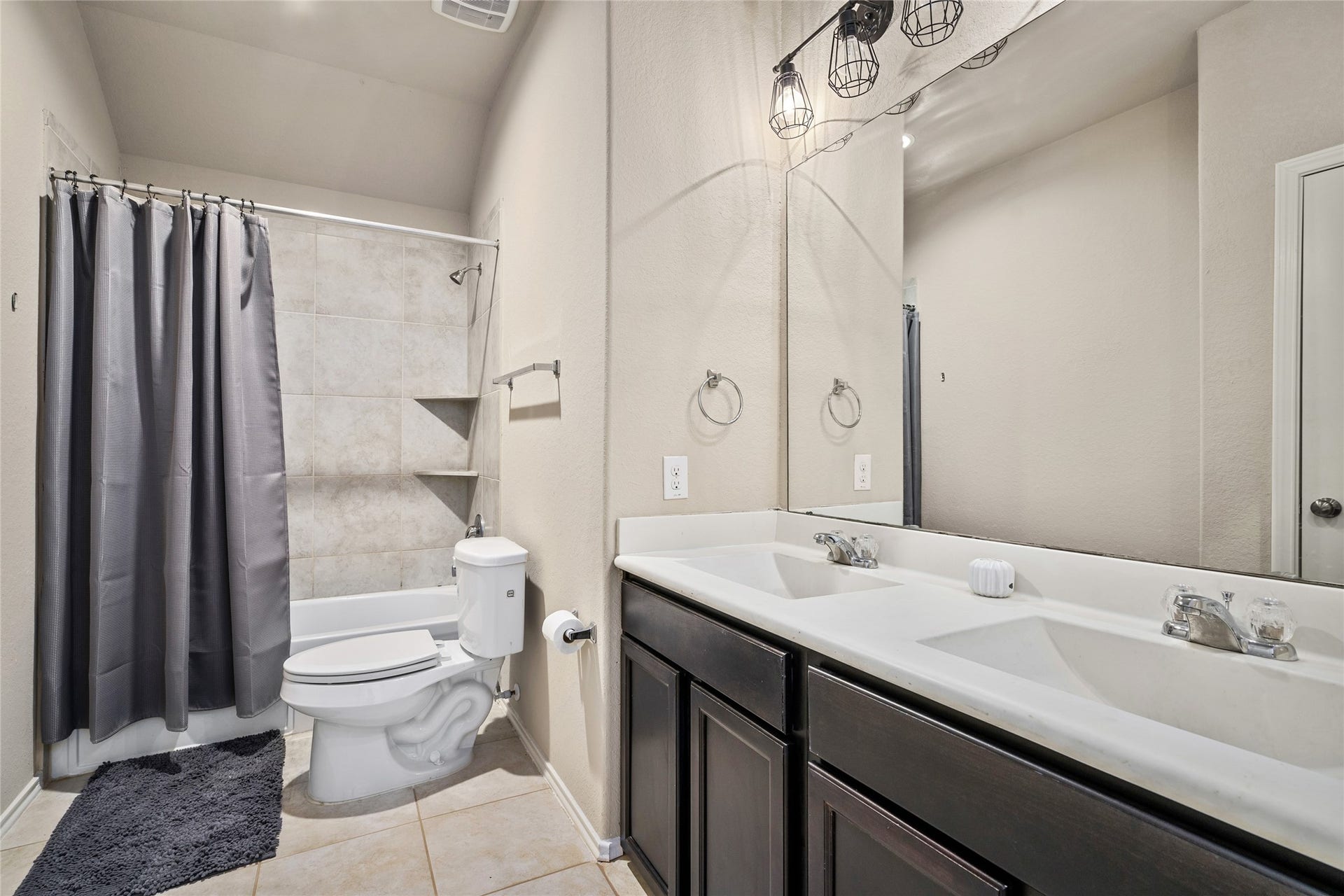 3058 Hawthorne Glen Lane, Dickinson, TX 77539 Upstairs Bathroom