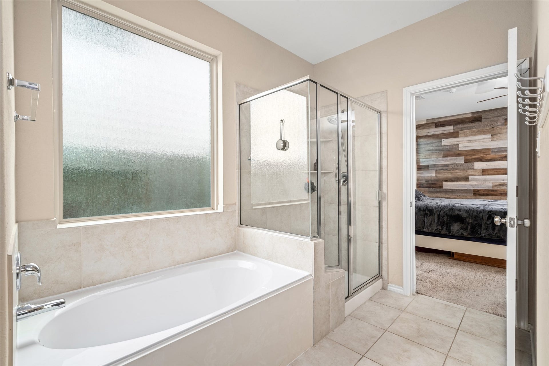 3058 Hawthorne Glen Lane, Dickinson, TX 77539 Primary Bathroom