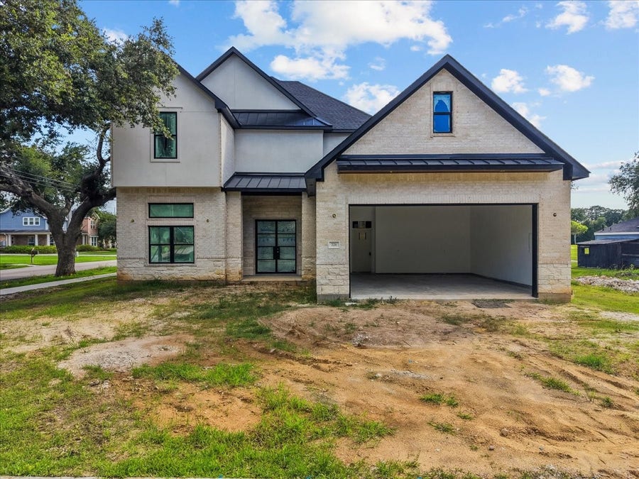 Property photo for 721 S Kansas Avenue, League City, TX