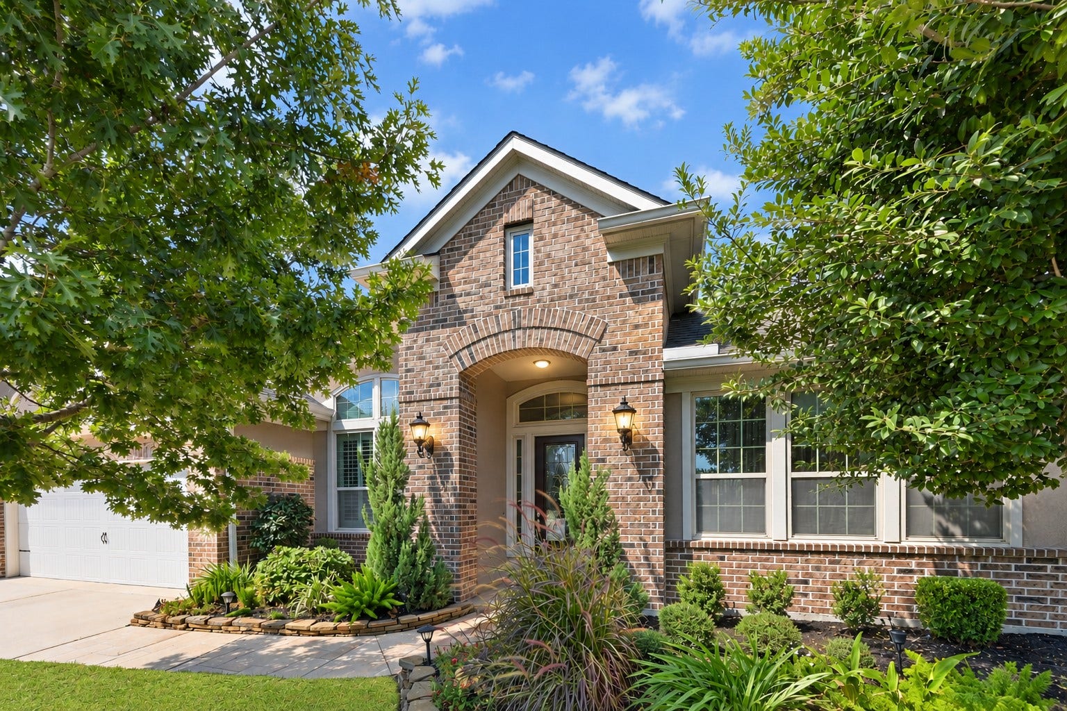Beautiful curb appeal with lush landscaping plus a timeless brick & stucco exterior designed for easy upkeep! Enjoy a low property tax rate and the incredible Towne Lake lifestyle, centered around a spectacular 300-acre recreational lake. Residents enjoy an exclusive 16,000 sq. ft. clubhouse, exciting activities & a full-time lifestyle director. Resort-style living, recreation and an amazing sense of communityall right outside your door!