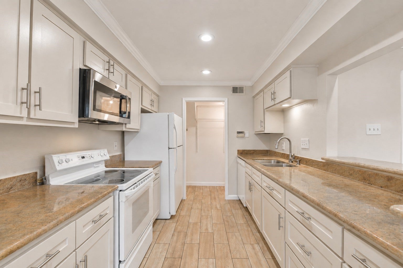 1687 W Sam Houston Parkway S, Houston, TX 77042 Kitchen