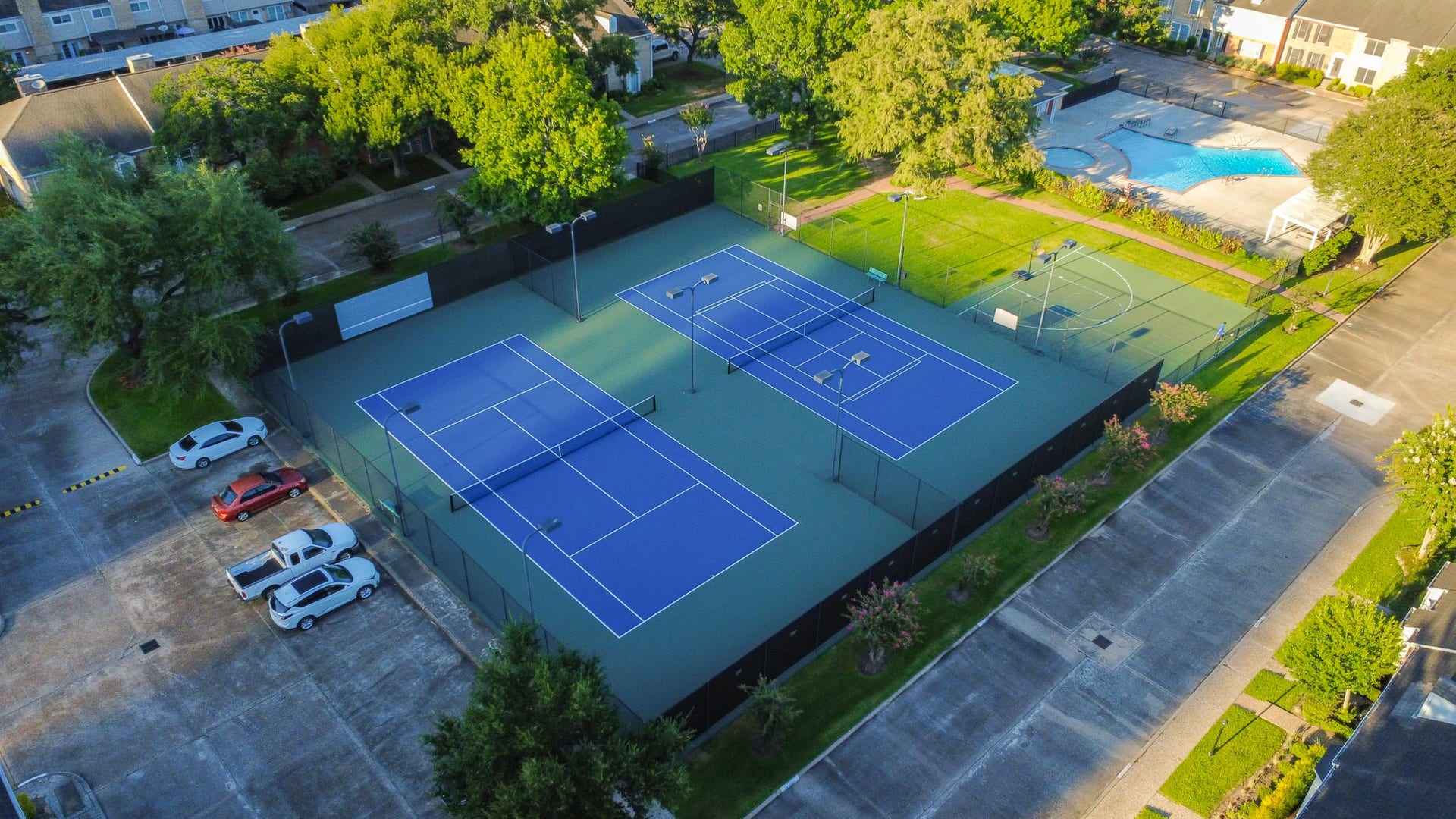 1687 W Sam Houston Parkway S, Houston, TX 77042 Community & Amenities