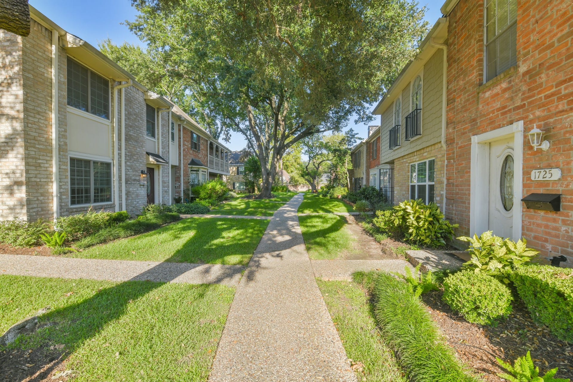 1687 W Sam Houston Parkway S, Houston, TX 77042 Front Entrance