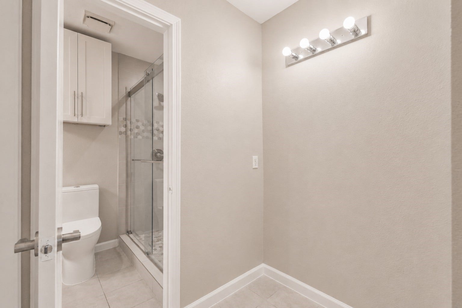 1687 W Sam Houston Parkway S, Houston, TX 77042 Primary Bathroom