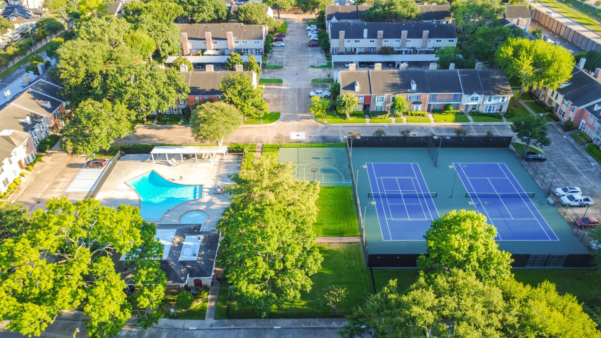 1687 W Sam Houston Parkway S, Houston, TX 77042 Community & Amenities