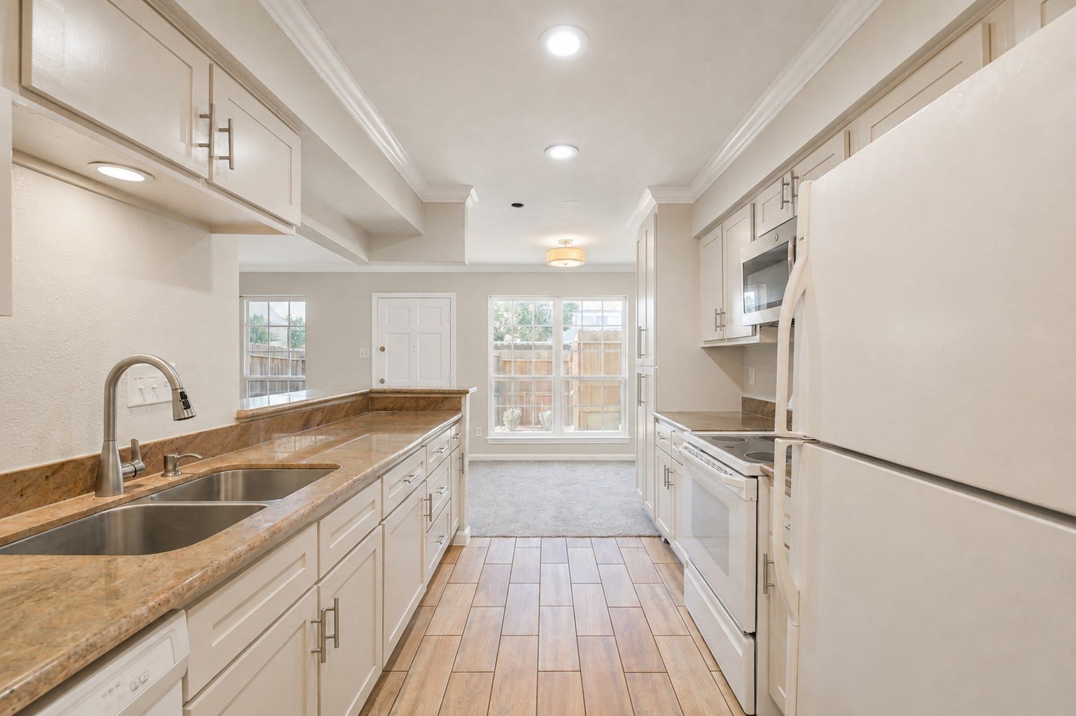 1687 W Sam Houston Parkway S, Houston, TX 77042 Kitchen