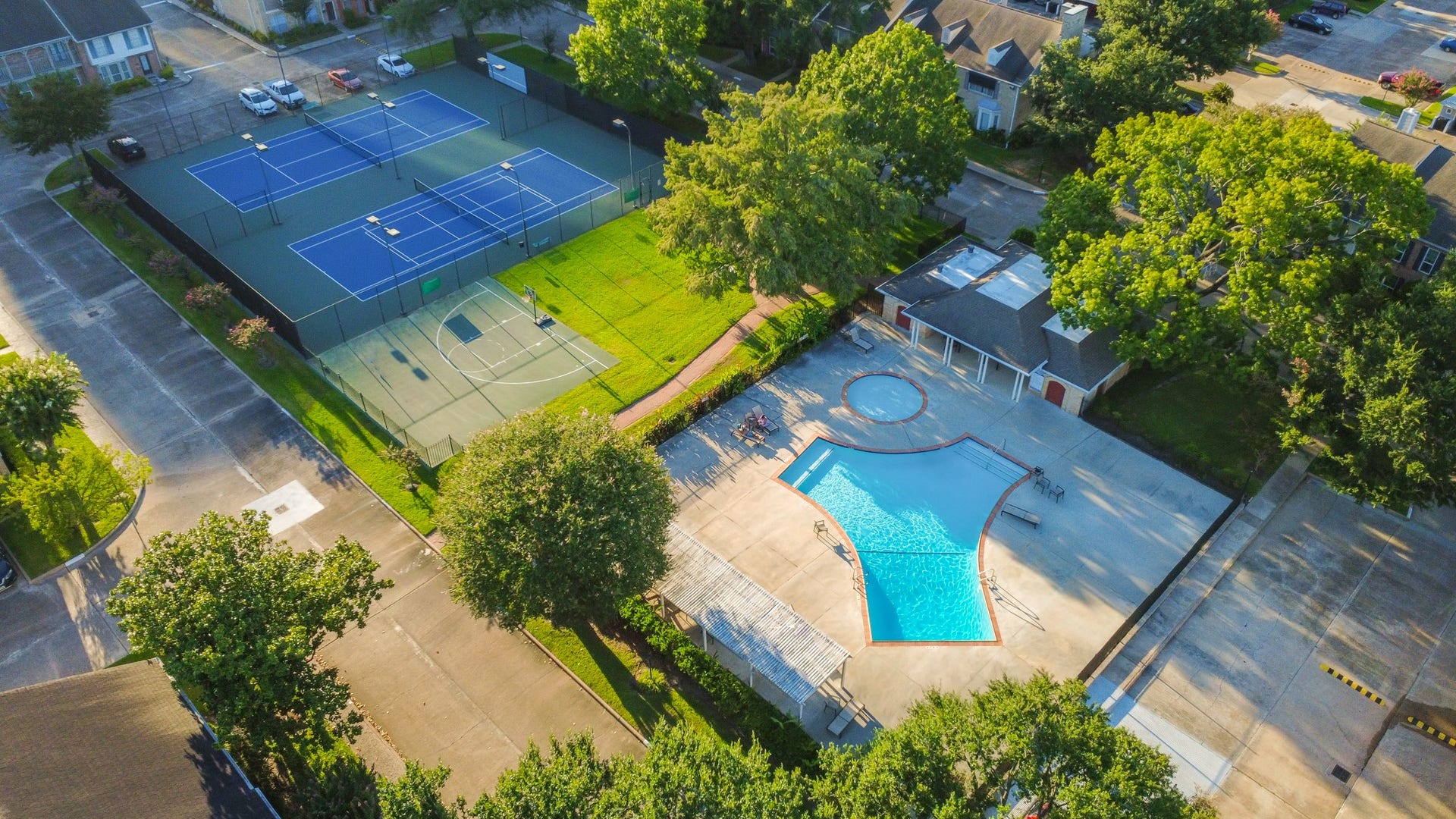 1687 W Sam Houston Parkway S, Houston, TX 77042 Community & Amenities