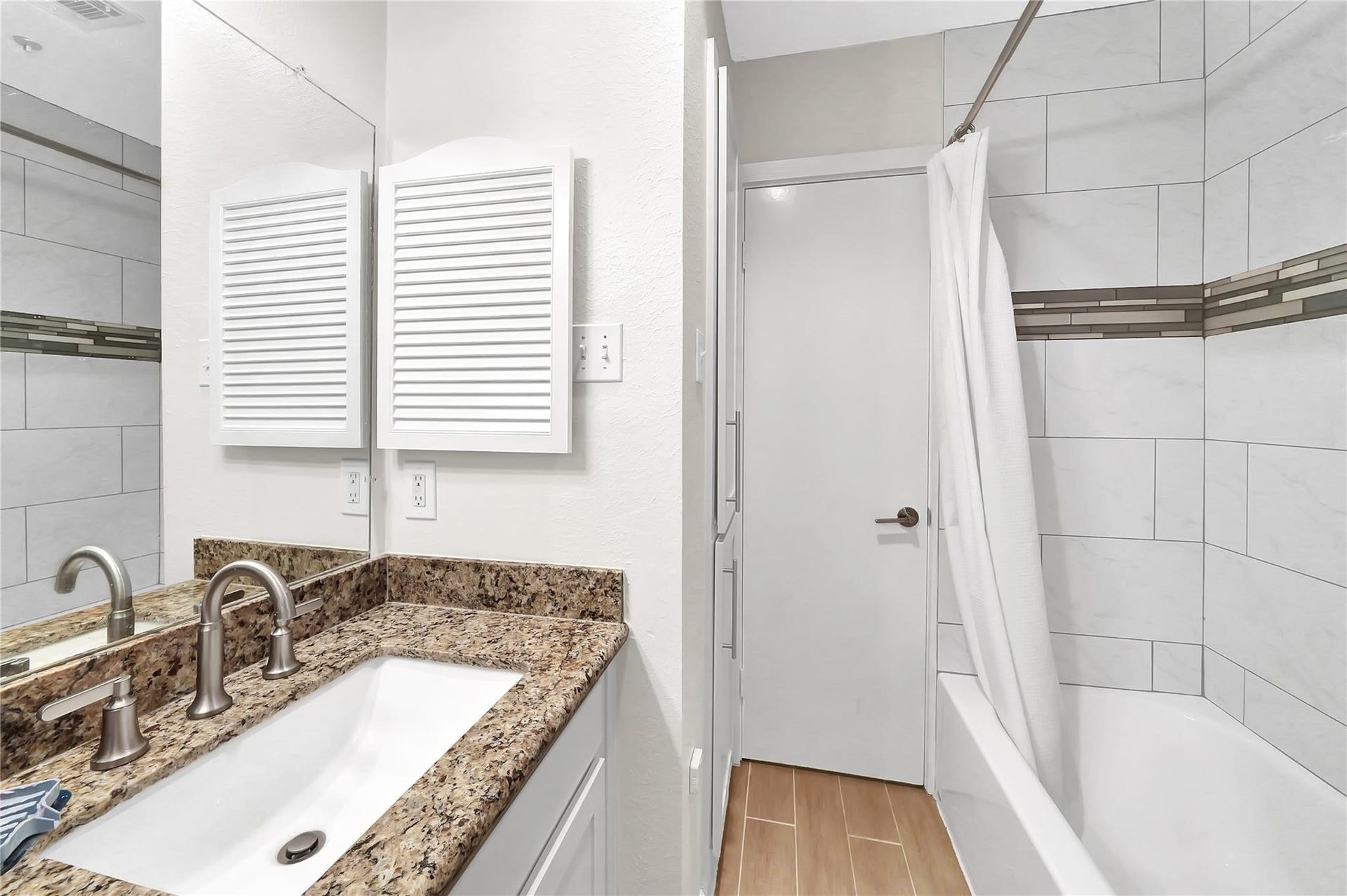 1687 W Sam Houston Parkway S, Houston, TX 77042 Bathroom 2. Upstairs