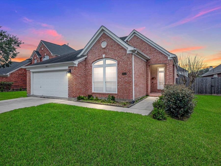 Property photo for 5805 Windy Knoll Lane, Rosharon, TX