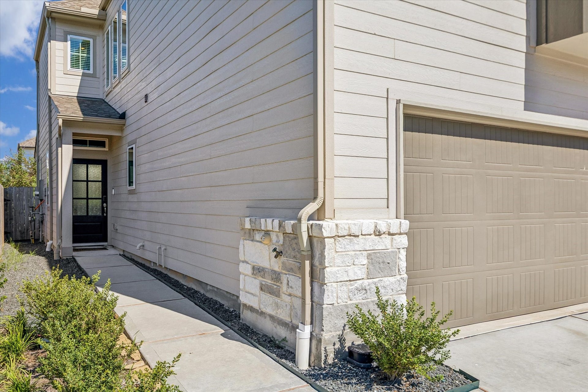 14838 Silent Gulf Avenue, Houston, TX 77082 Attractive curb appeal and modern architectural styling create a wonderful first impression of this charming rental opportunity.
