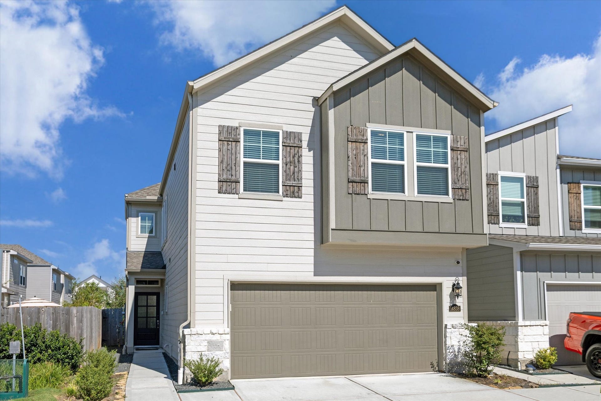 14838 Silent Gulf Avenue, Houston, TX 77082 Welcome home! Contemporary living awaits in this inviting residence nestled within a gated community, offering an appealing combination of style and everyday convenience.