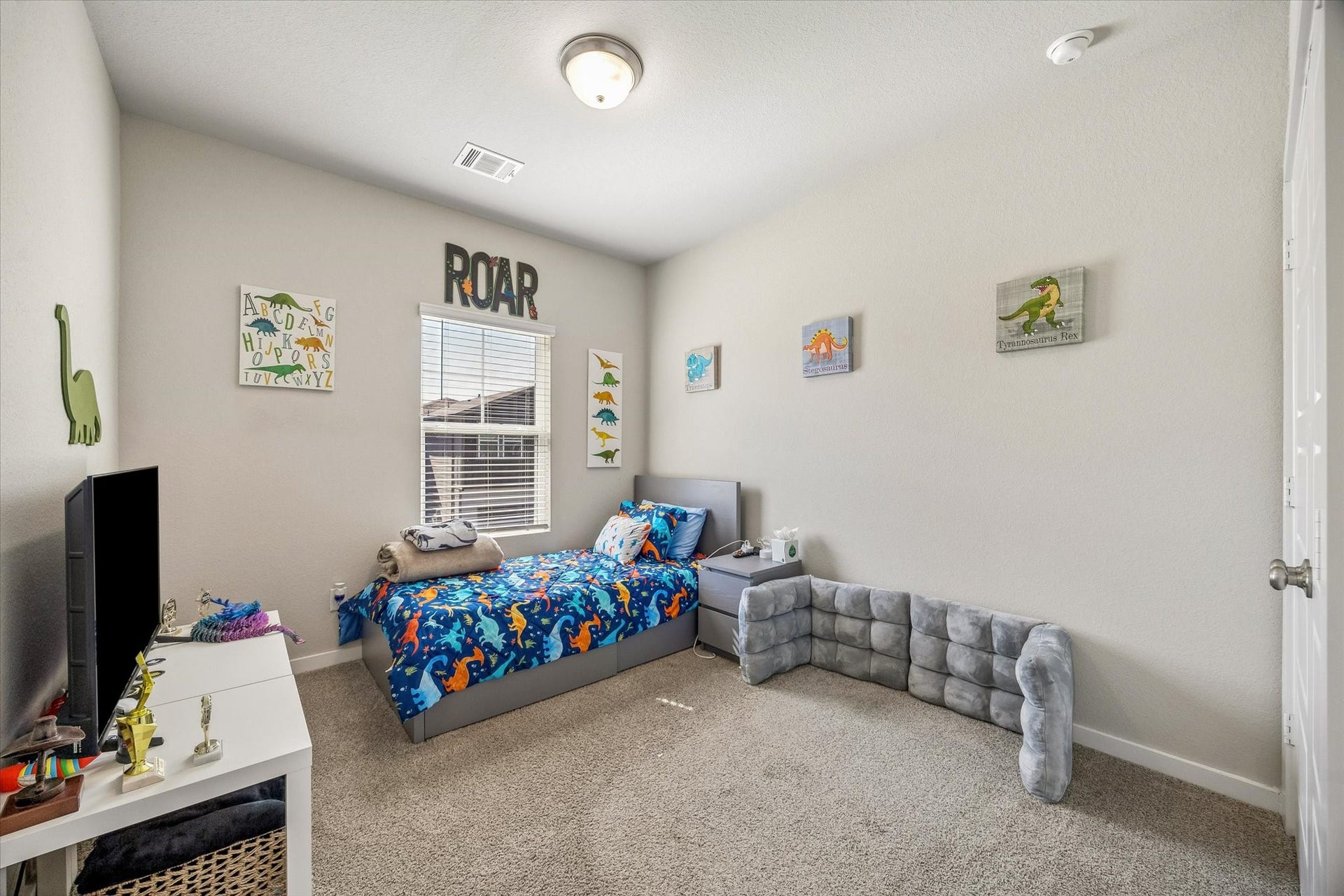 14838 Silent Gulf Avenue, Houston, TX 77082 Welcoming guest bedroom offers a comfortable place for overnight visitors or a flexible setting for whatever your lifestyle calls for.