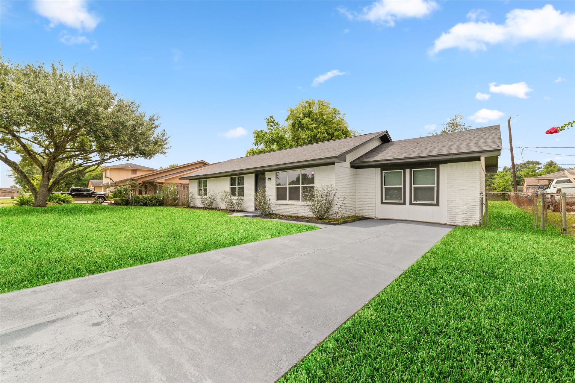 9723 Oldcrest Drive, Stafford, TX 77477 This long driveway can accommodate up to 6 cars.