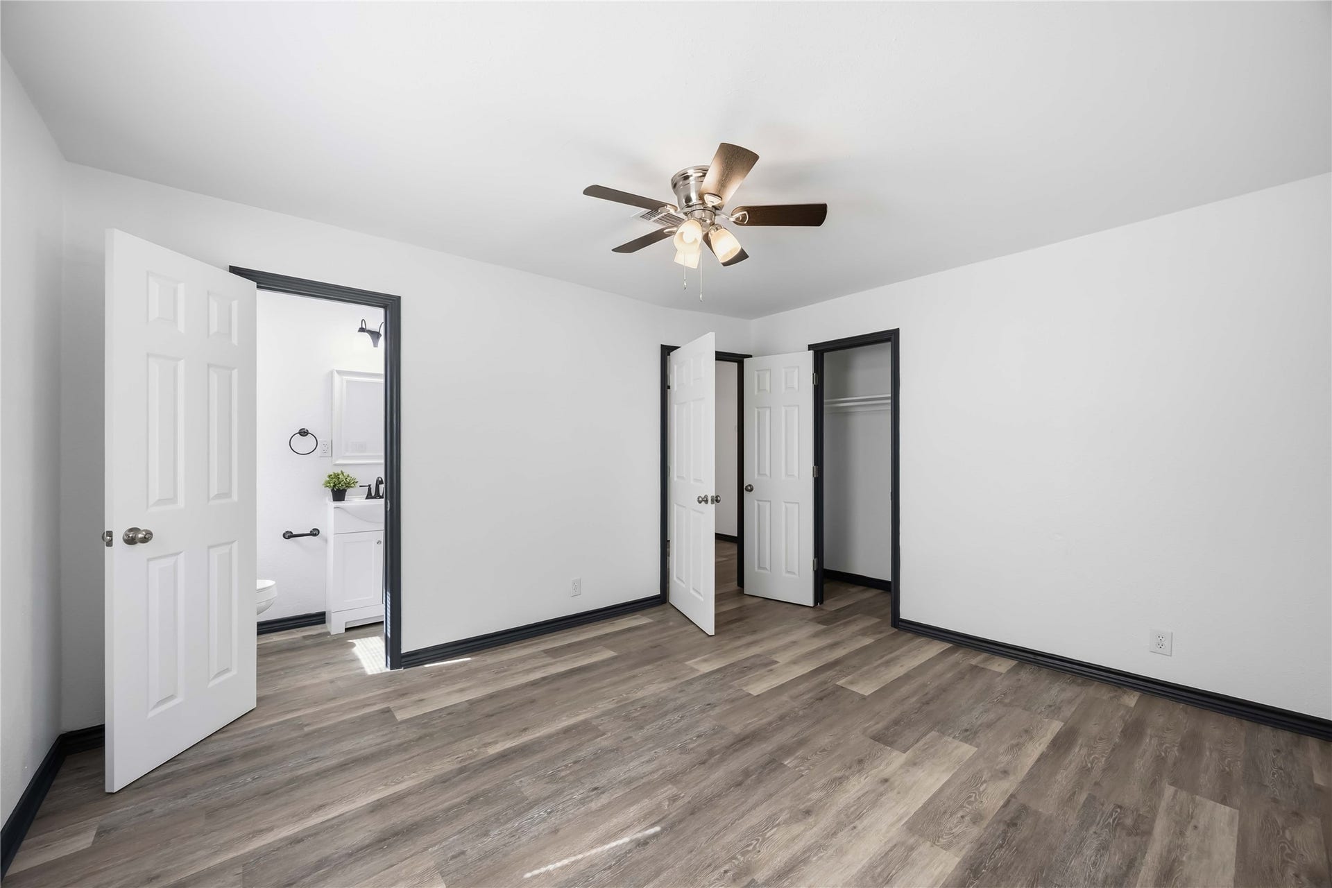9723 Oldcrest Drive, Stafford, TX 77477 This is the primary with the en-suite bathroom.