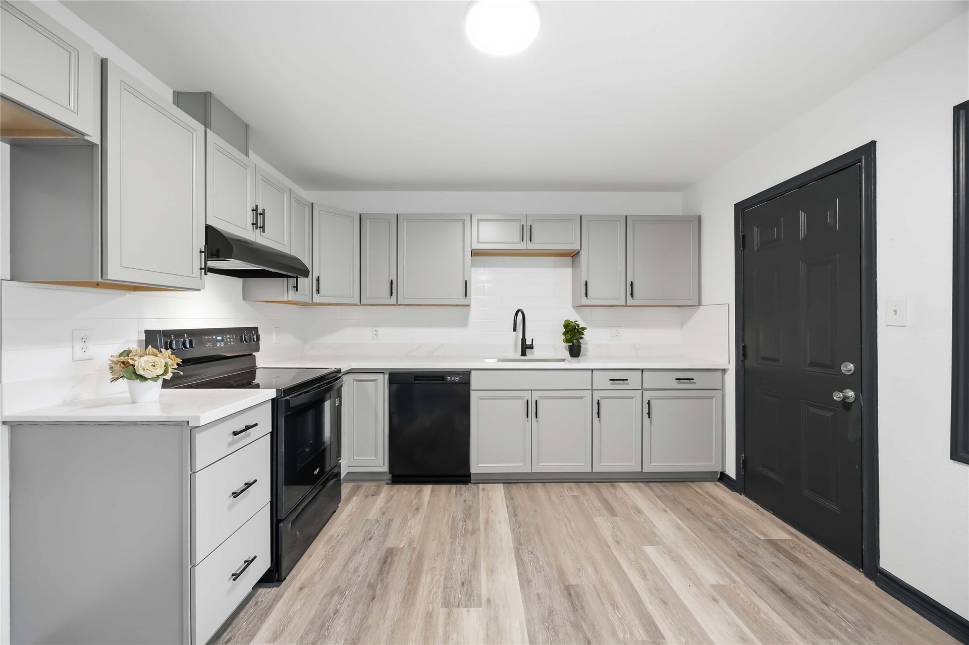 9723 Oldcrest Drive, Stafford, TX 77477 Beautiful and timeless backsplash.