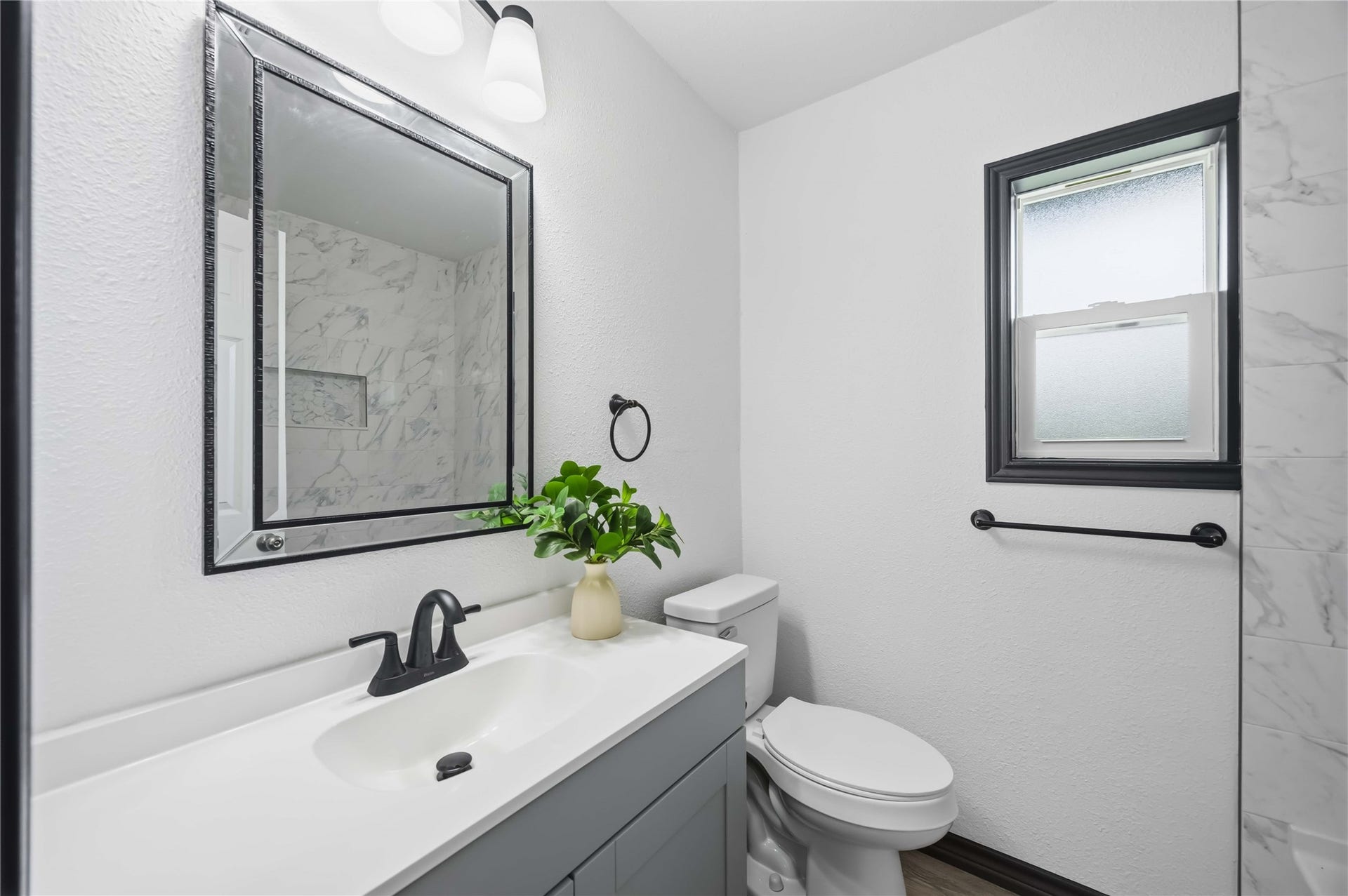 9723 Oldcrest Drive, Stafford, TX 77477 Another remodeled full bath.