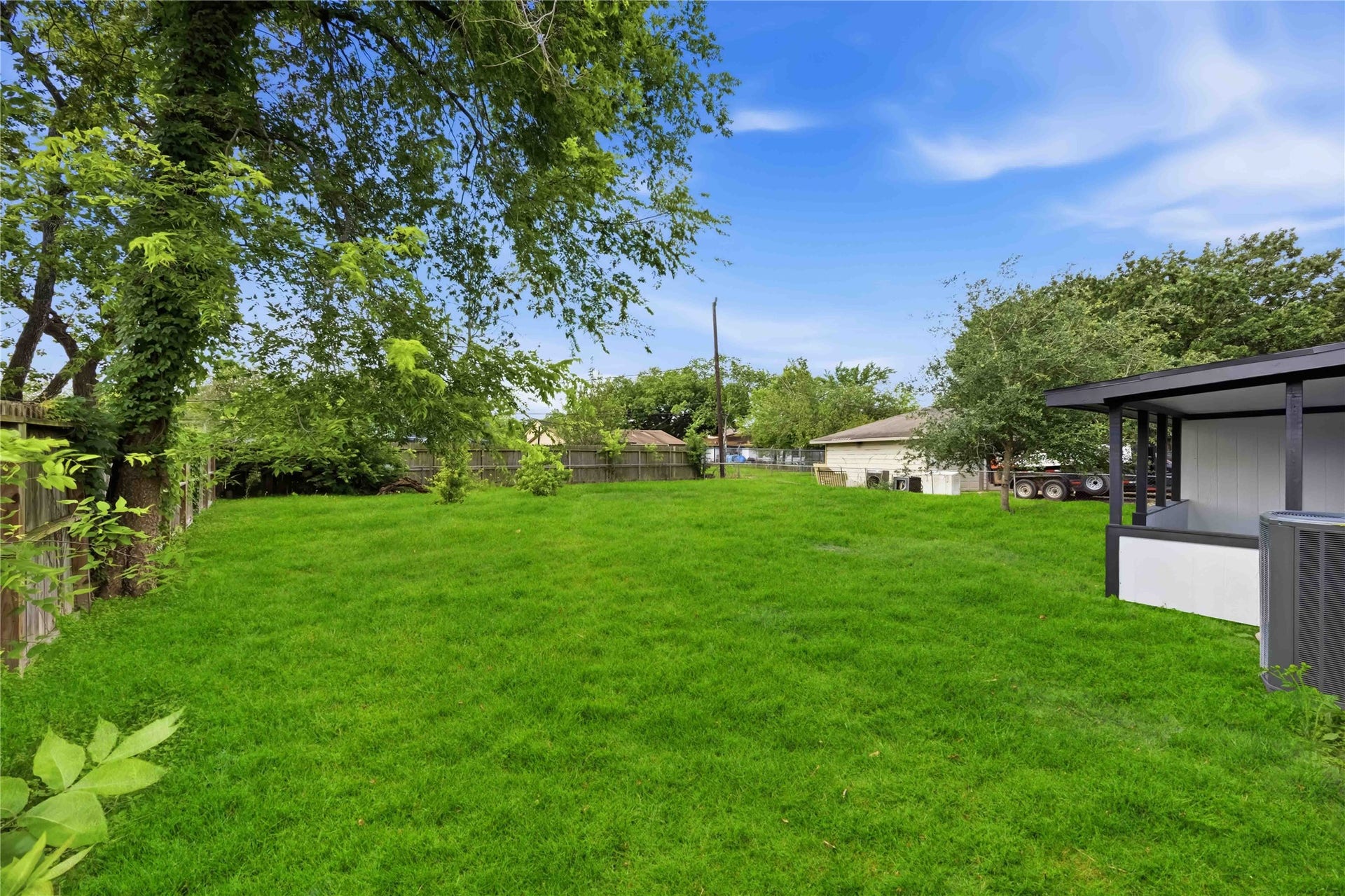 9723 Oldcrest Drive, Stafford, TX 77477 Another view of this expansive yard.