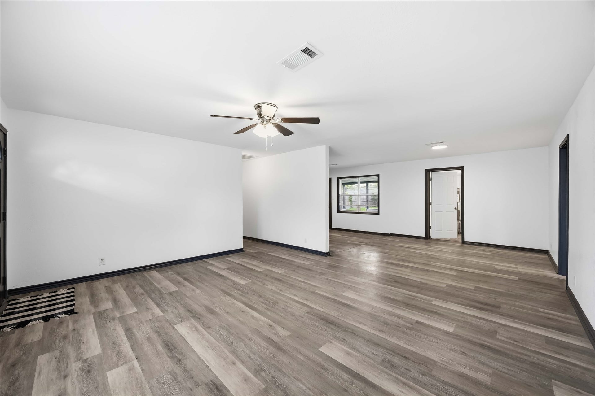 9723 Oldcrest Drive, Stafford, TX 77477 A look at the flow of this home as it seamlessly blends into the dining area and kitchen. Bedrooms to either side of this home.
