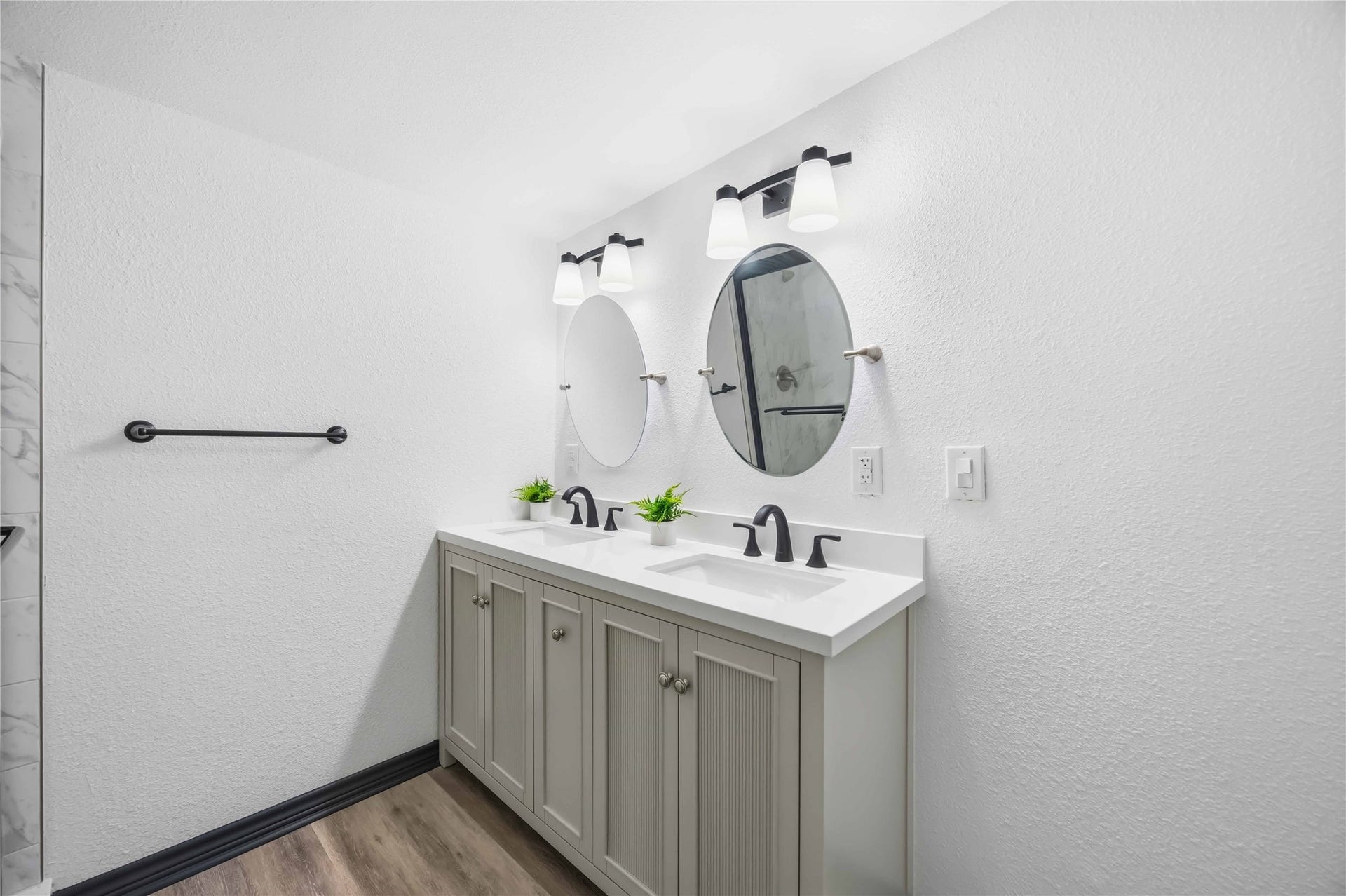 9723 Oldcrest Drive, Stafford, TX 77477 Another view of this primary bedroom with pendant lighting.