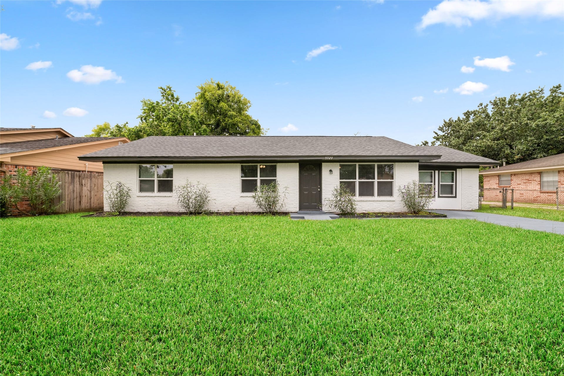 9723 Oldcrest Drive, Stafford, TX 77477 Welcome to 9723 Oldcrest Drive. Beautiful front yard welcomes you. Plenty of driveway parking and street parking.