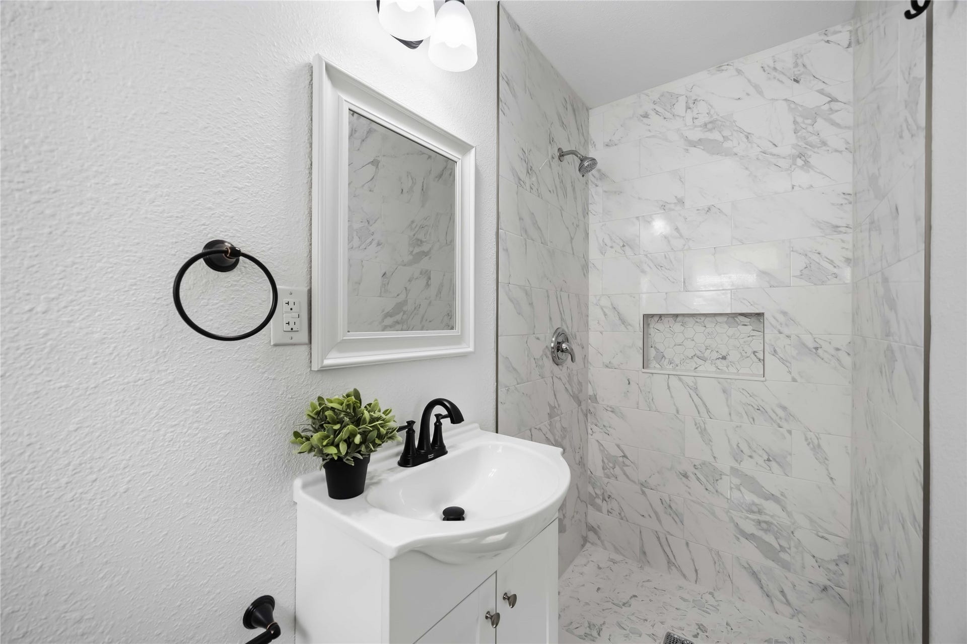 9723 Oldcrest Drive, Stafford, TX 77477 Third full bathroom with a stand-up shower.