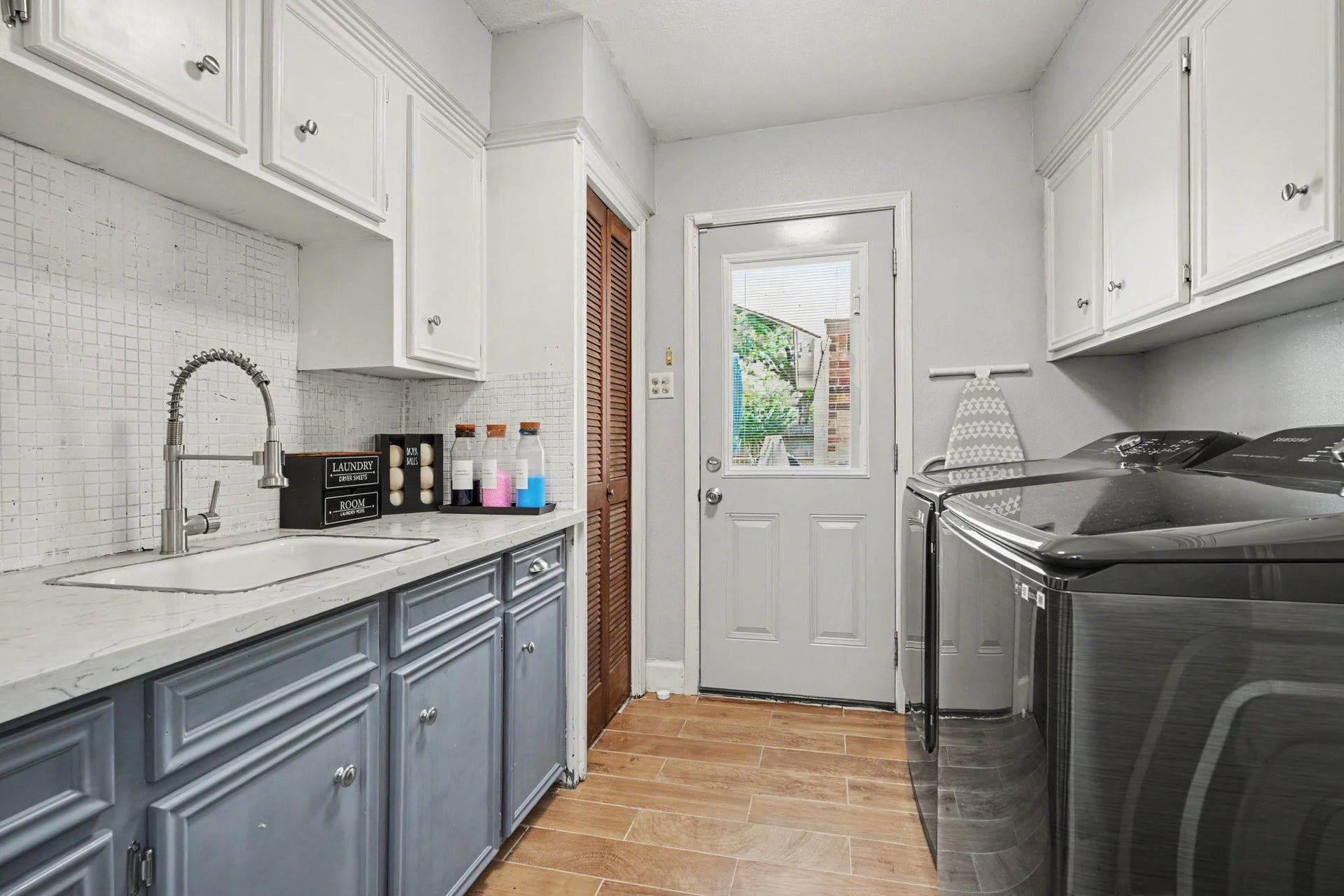 4318 Meadow Glenn Drive, Dickinson, TX 77539 Utility Room with Storage and sink.