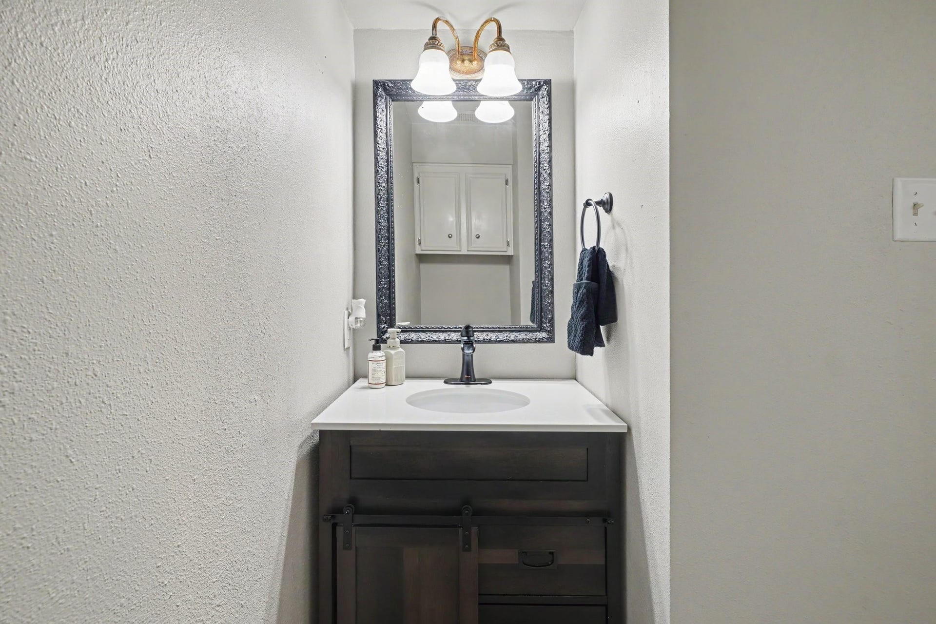 4318 Meadow Glenn Drive, Dickinson, TX 77539 Half Bath