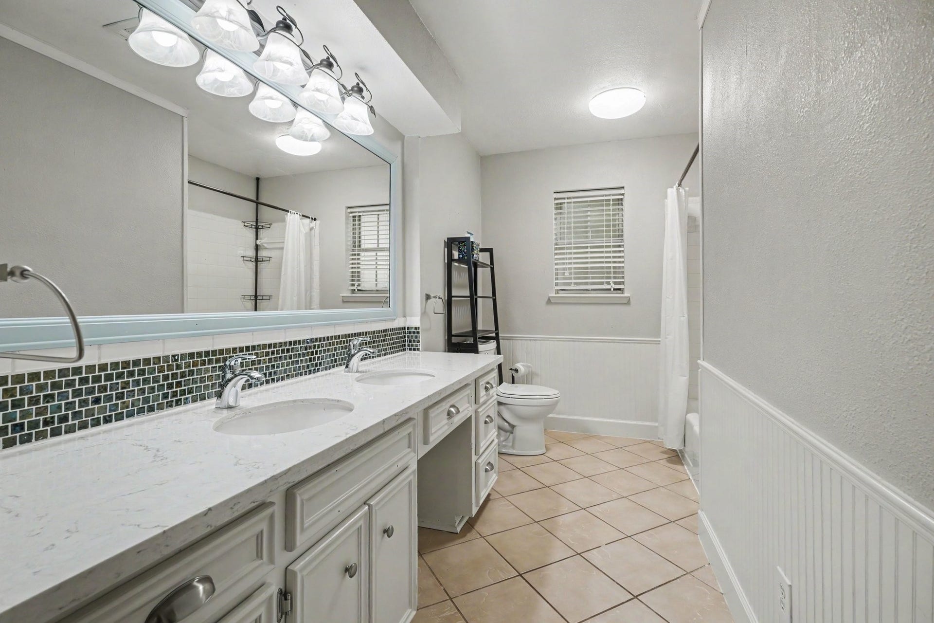 4318 Meadow Glenn Drive, Dickinson, TX 77539 Secondary Bath Double Sinks