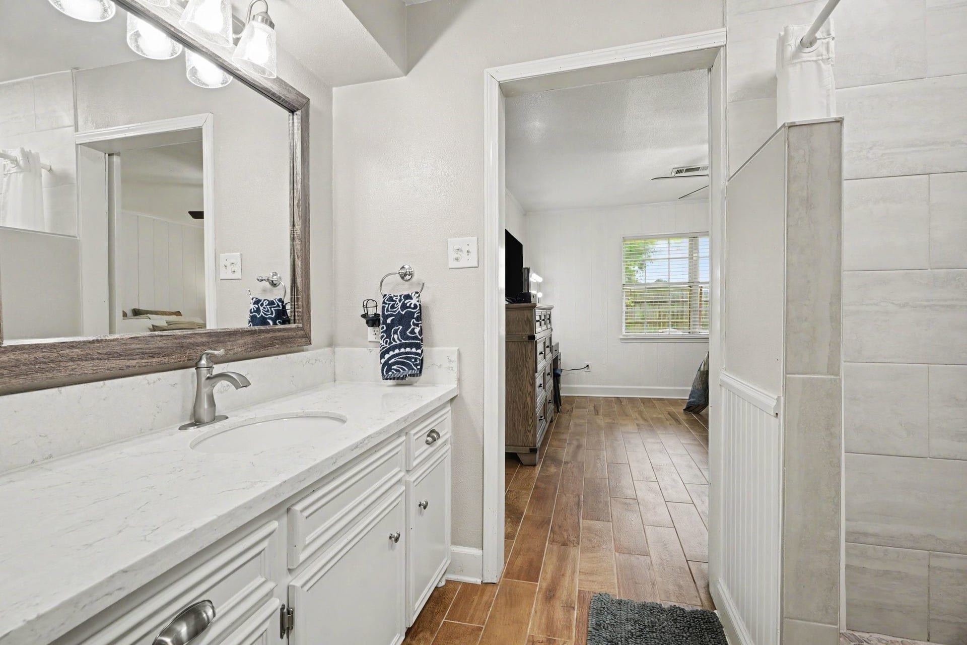 4318 Meadow Glenn Drive, Dickinson, TX 77539 Primary Bath Walk-In Shower