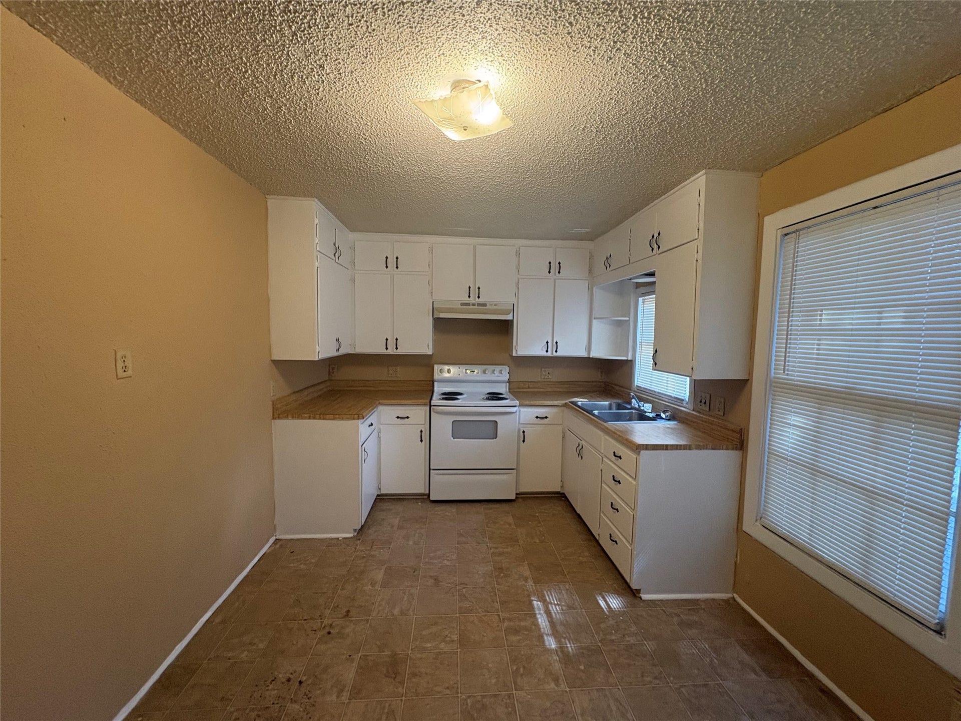 913 Meyers Street, Clute, TX 77531 913 Meyers Street, Clute, TX 77531