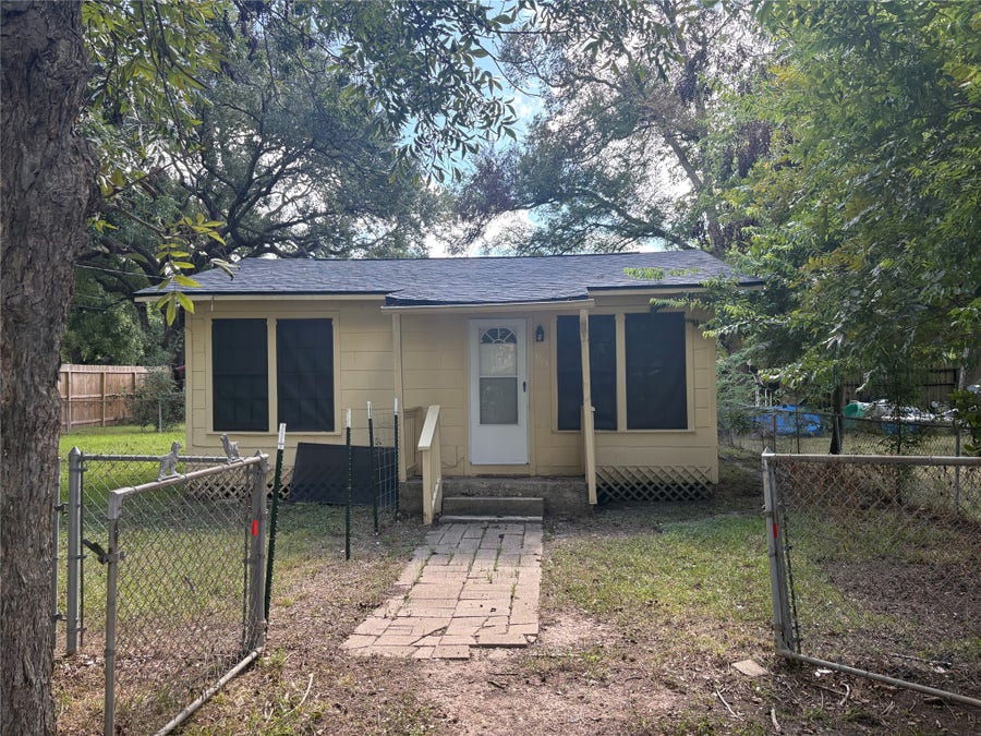 Property photo for 913 Meyers Street, Clute, TX