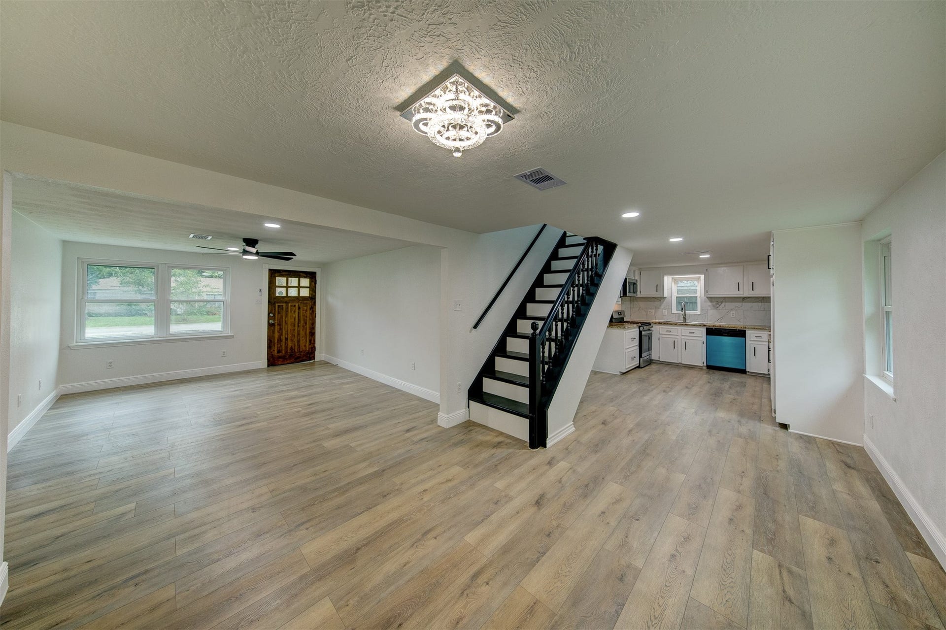 3115 Michael Street, Bacliff, TX 77518 Large and open living room