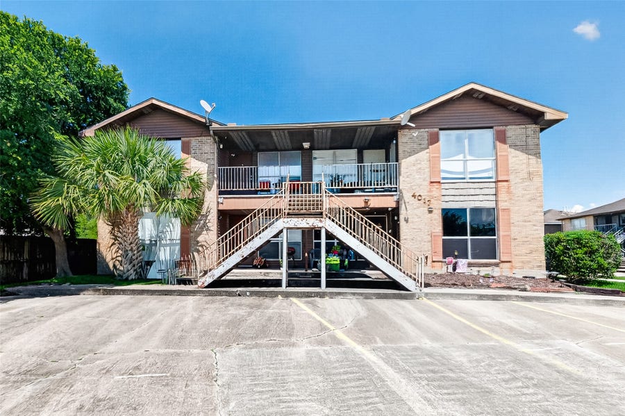 Property photo for 4017 Briar Hollow Drive, Dickinson, TX