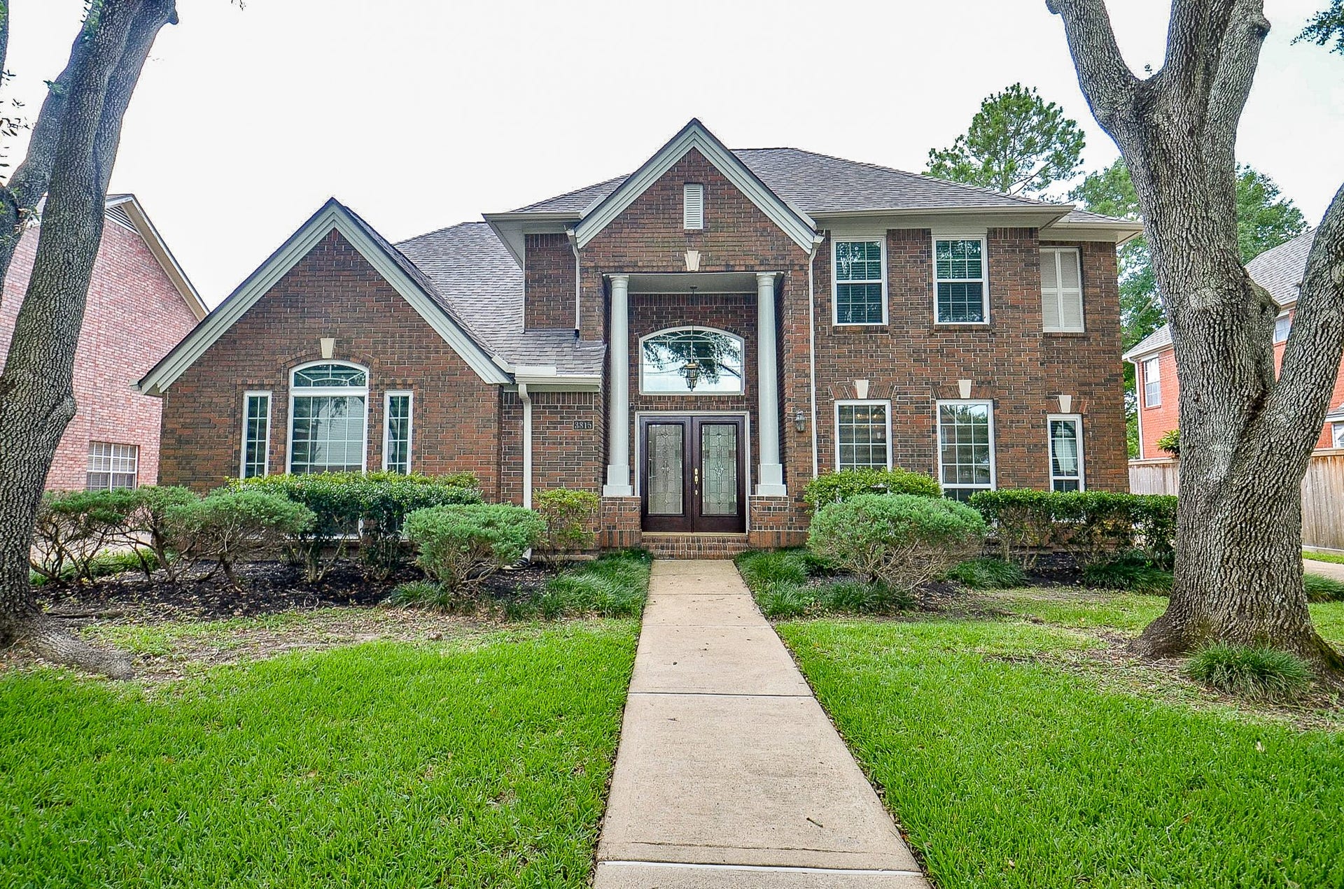 Welcome to 3815 Meadow Spring, a lovely home on a beautiful street in the sought after neighborhood of Oaks Of Alcorn in First Colony!