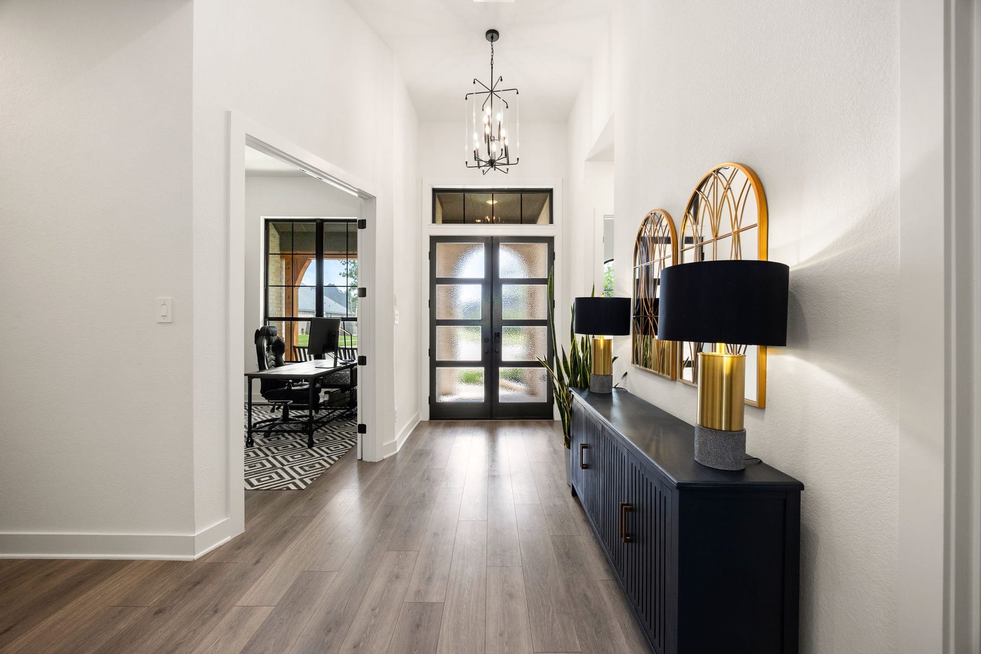 31322 Crescent Hill Drive, Fulshear, TX 77441 A grand welcome awaits. This bright, airy foyer draws you in with soaring ceilings, elegant statement lighting, and a seamless flow into the heart of the home.