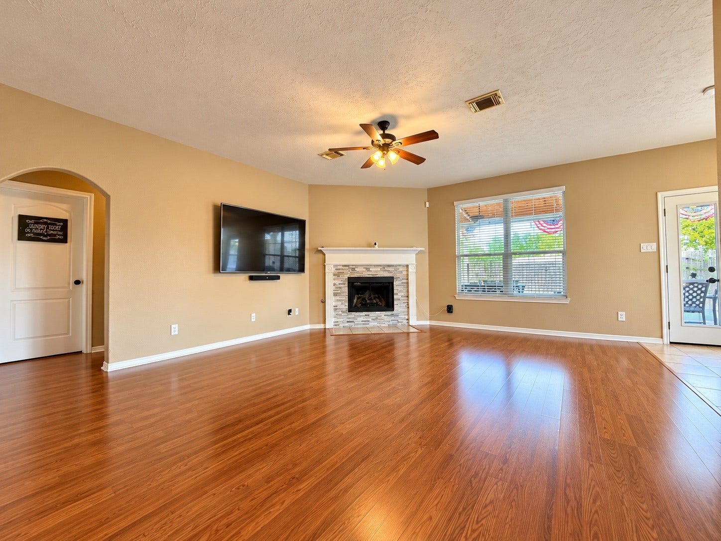 105 Kevin Court, La Porte, TX 77571 105 Kevin Court, La Porte, TX 77571