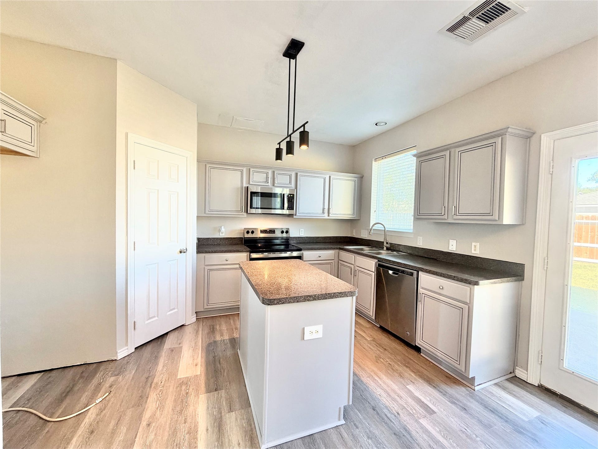 7818 Red Oak Lane, Texas City, TX 77591 Lots of area for the Chef in the family