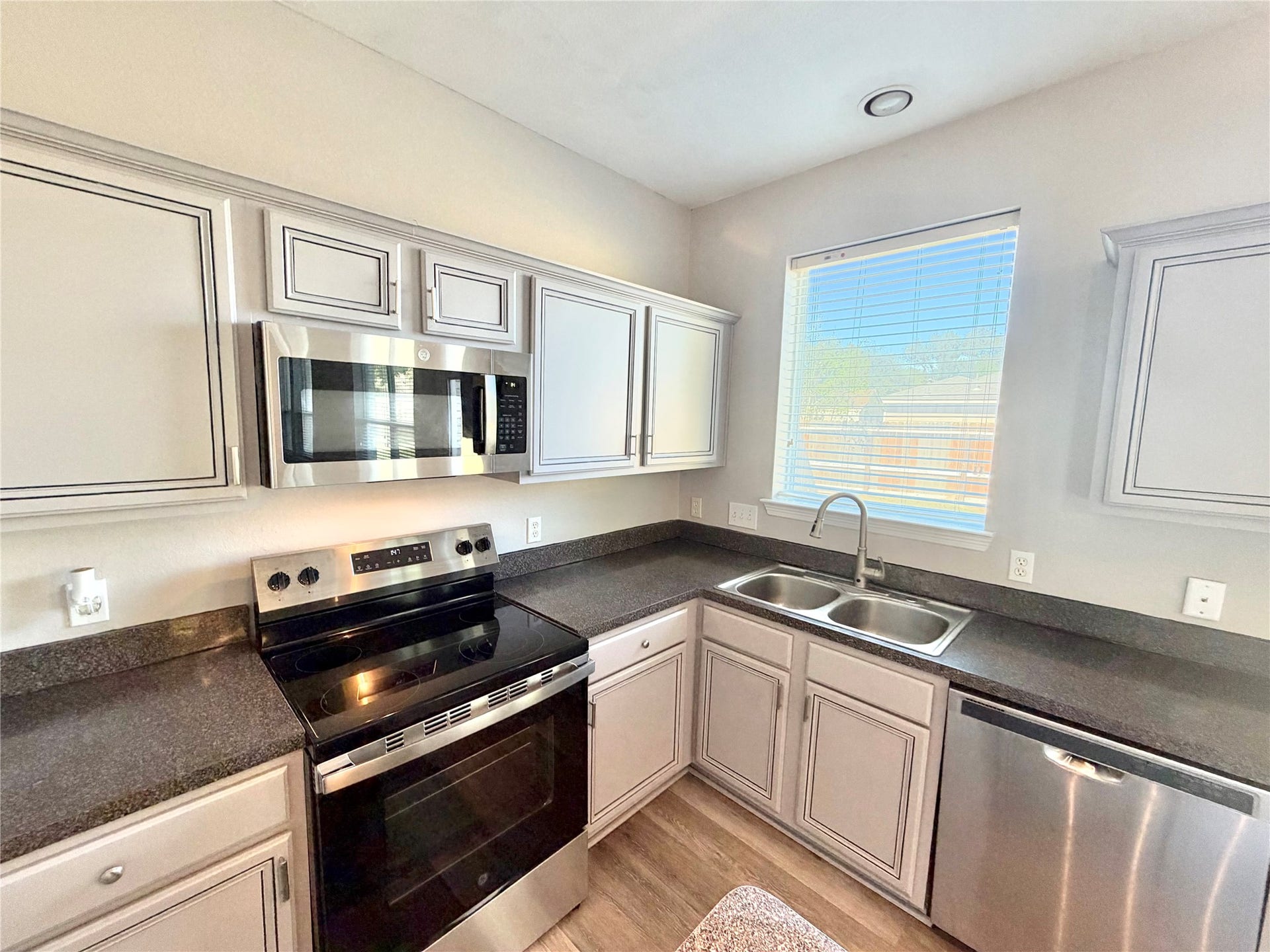 7818 Red Oak Lane, Texas City, TX 77591 Brand NEW Stove and microwave