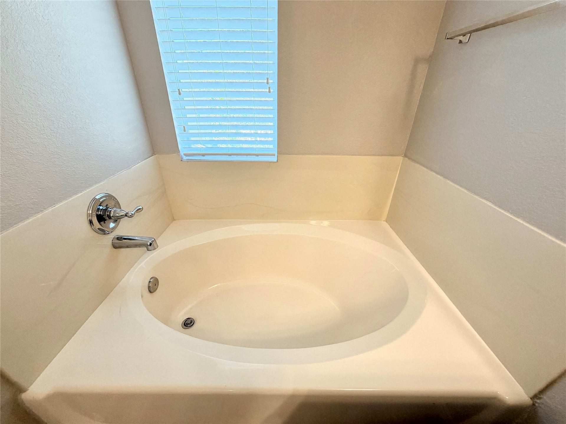 7818 Red Oak Lane, Texas City, TX 77591 Soaking tub to relax and the stress of the day melt away